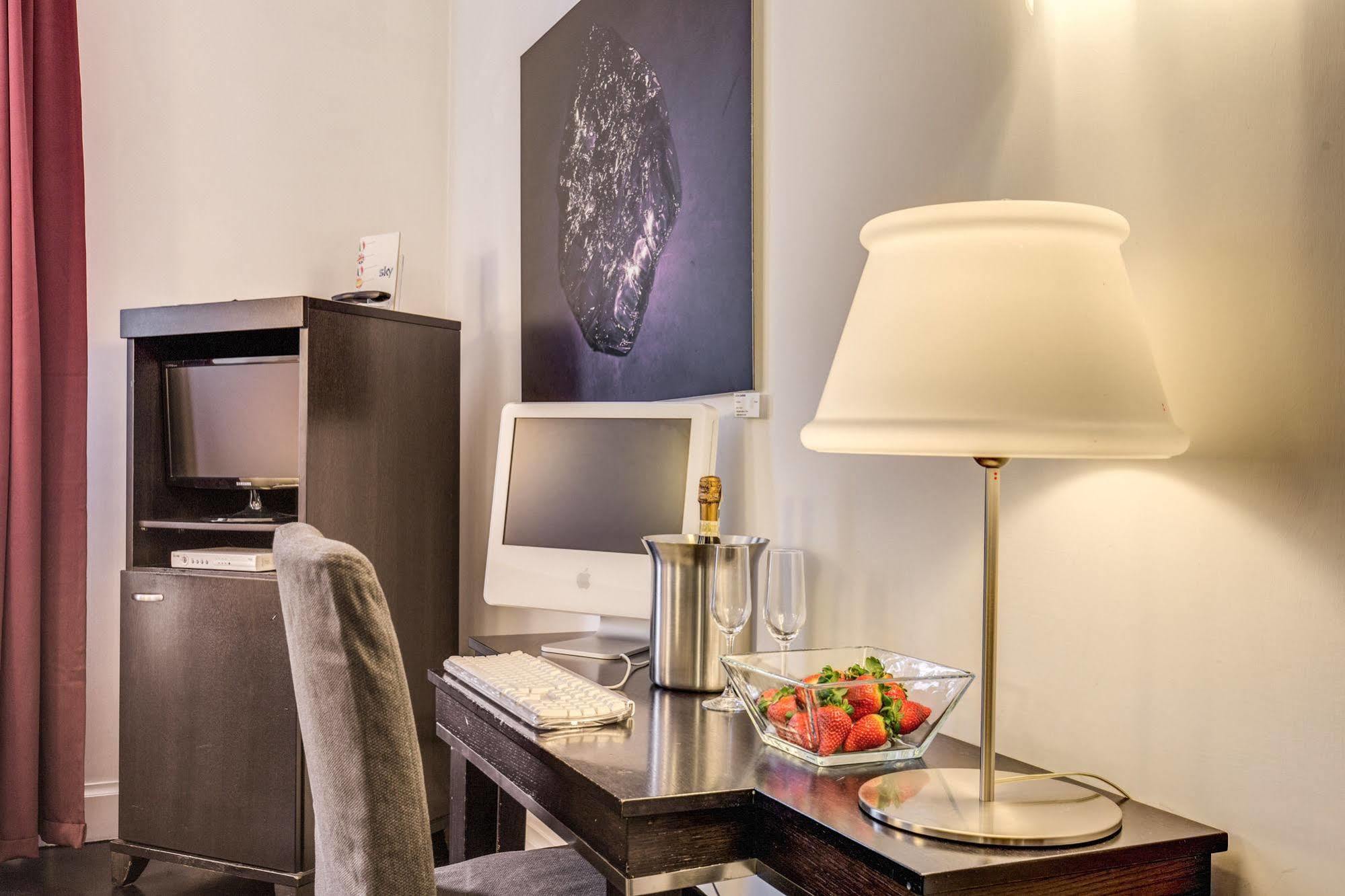 Residenza A -Via Veneto Fashion Rooms -Self Check-In Рим Экстерьер фото